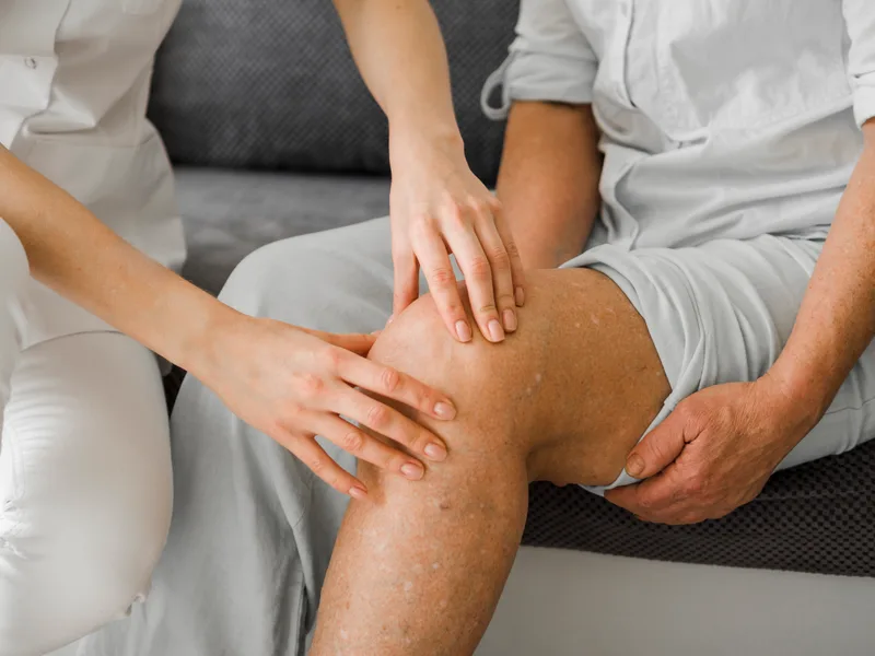 Chiropractic care for knee pain at Top Spine Chiropractic in Worcester