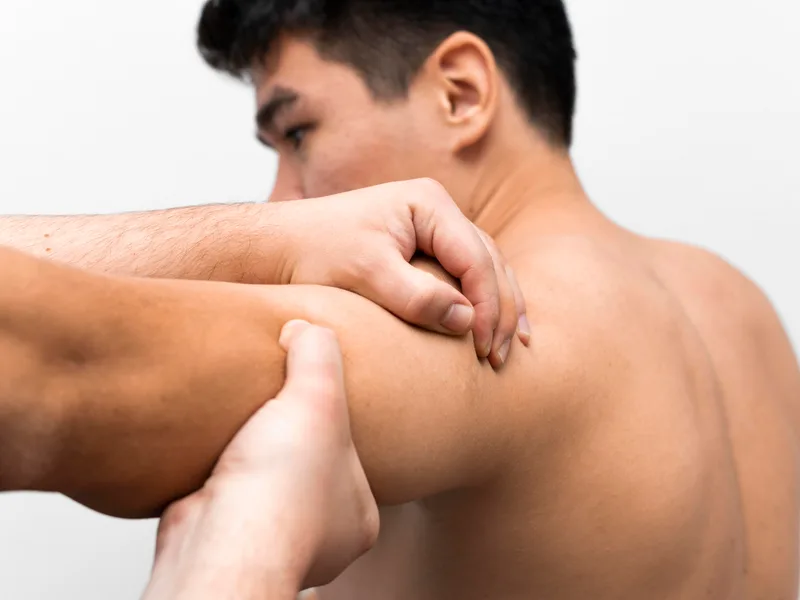 Top Spine Chiropractic treating shoulder pain in Worcester